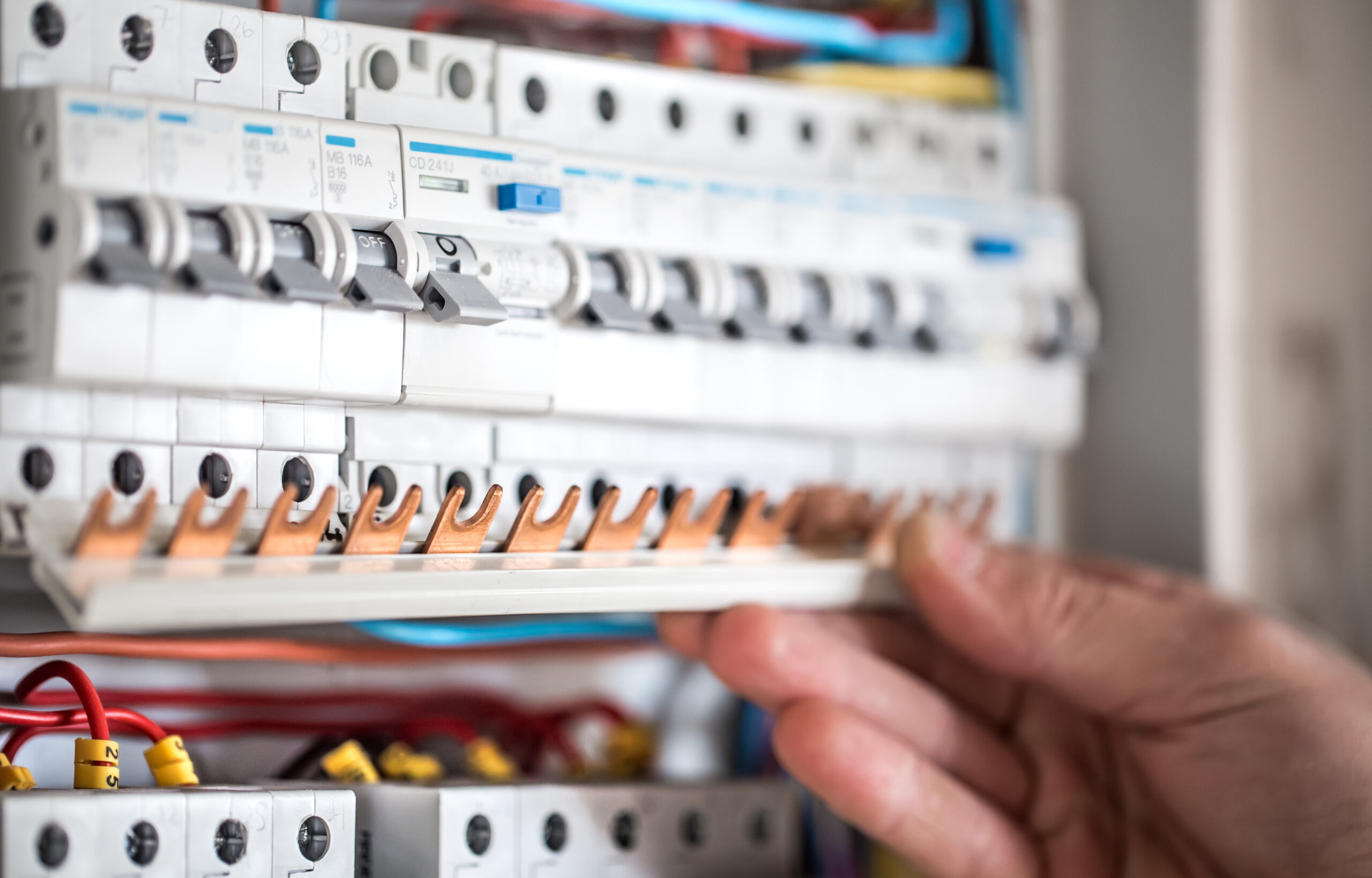 Man, an electrical technician working in a switchboard with fuses. Installation and connection of electrical equipment. Professional with tools in hand. concept of complex work, space for text. SSUCv3H4sIAAAAAAAEAI1Ry27DIBC8V+o/WJxjKRS7cfsHPVTqPephDZsYBUPEo1UU+d8LxlScqt7YmWV2Z+f++NA0ZAQnOXlt7qmKtVQqOG/BS6MjvN9tuEUt0NYICumNlaBqcATPJw0zRlAHpRK8rCRxHnxw6NKwDeLg8Rw1MvgrkTc65ropxErGH5EiH2iuCsmuYlwYE/MuHUelQKMJjhR+2f0h9qZFspyc/F8wPz6Lbzij5rfVWmXZokLIlo+5lVy+Pdq5PgIEIU3l/8twUKmBVUpXK7nU5+qb8dOaR/nGTdDephVIsUGUMVcYVQrjFDWx4BM4F9tFwatBPJ7CzNUcbfxqYFMlImaWSsqe6NB1fUfpoWfDnvWk5Gz4RYraYo5+kpGytwqXaQNyQIZUPPftSeDQdlRgOyDnLSLsXw507NmJxcMvP9mMbP2xAgAA